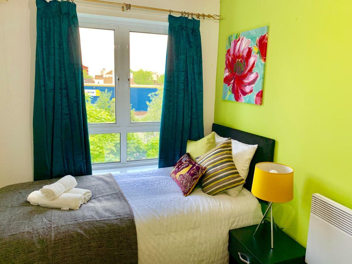 2 Bedrooms Modern Apartment, Lounge, Full Kitchen, Balcony, 5 Minutes Stratford Station