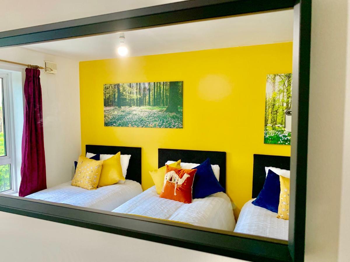 2 Bedrooms Modern Apartment, Lounge, Full Kitchen, Balcony, 5 Minutes Stratford Station Leilighet London