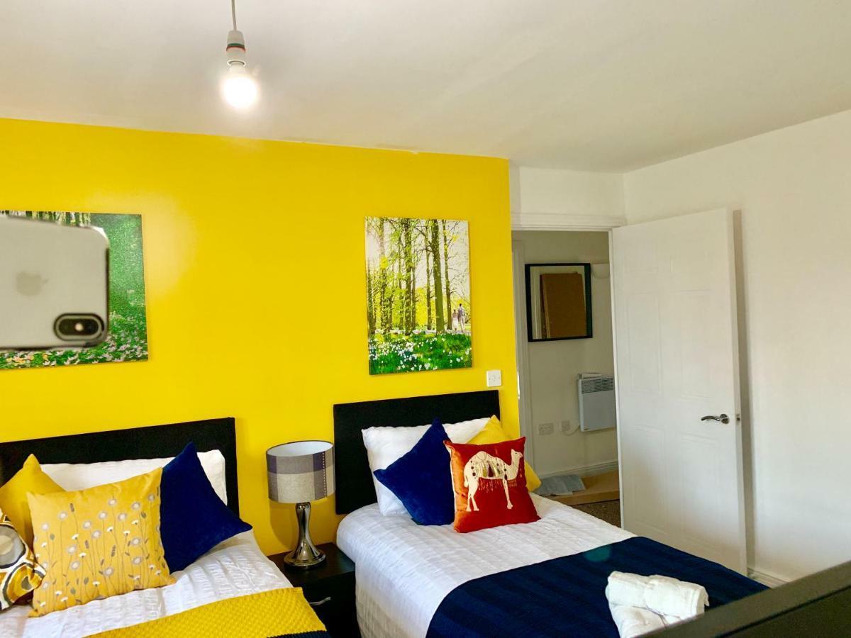 2 Bedrooms Modern Apartment, Lounge, Full Kitchen, Balcony, 5 Minutes Stratford Station London