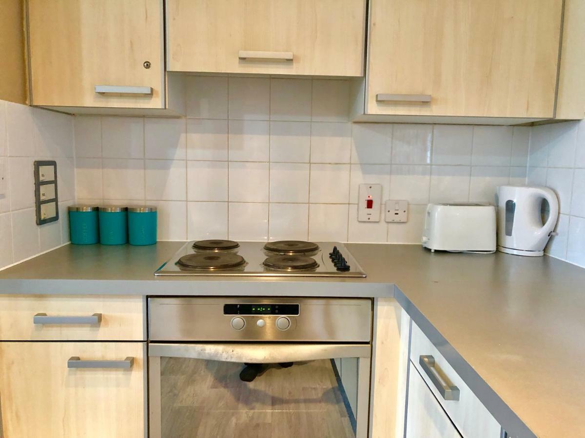 2 Bedrooms Modern Apartment, Lounge, Full Kitchen, Balcony, 5 Minutes Stratford Station