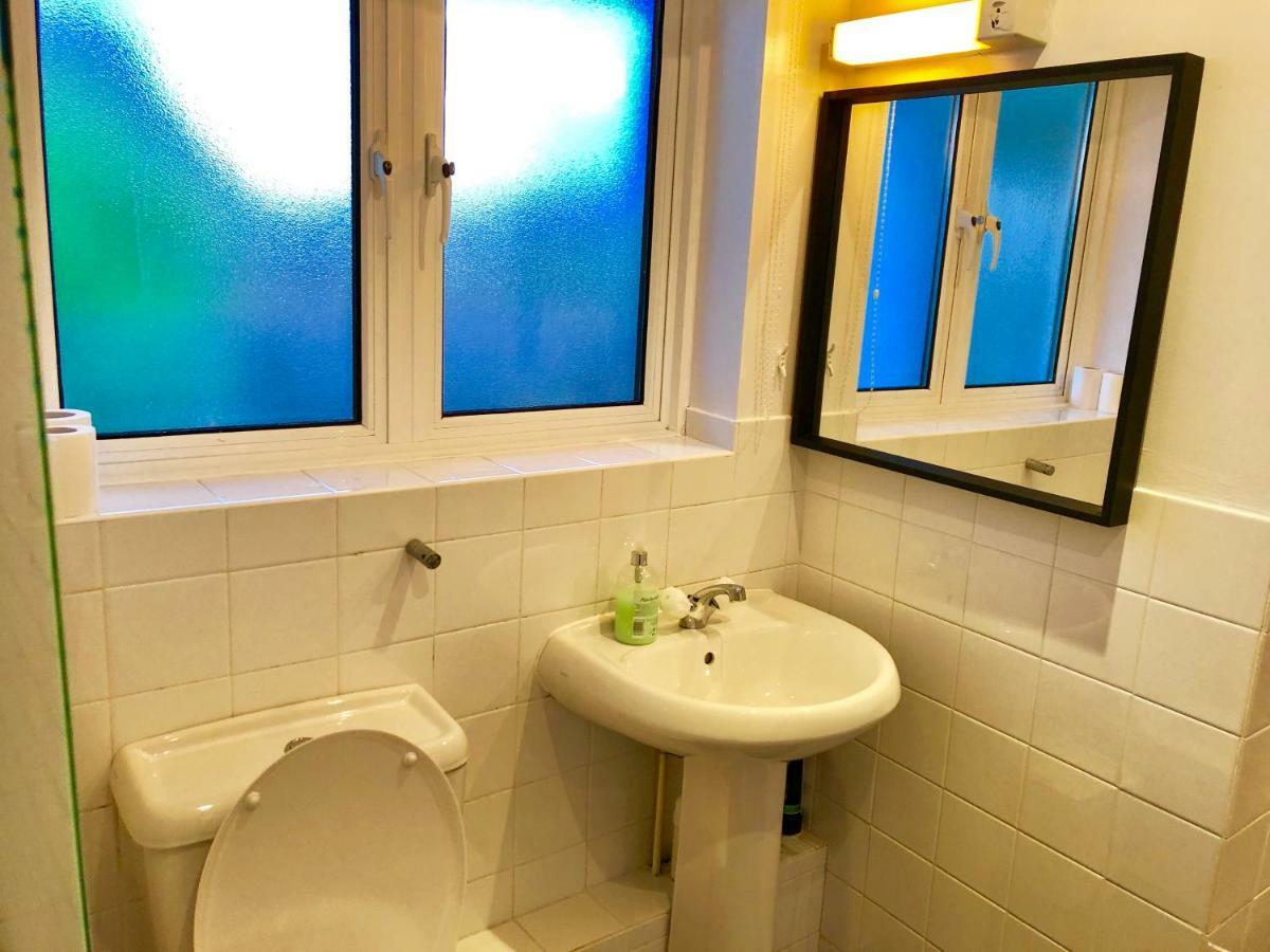 2 Bedrooms Modern Apartment, Lounge, Full Kitchen, Balcony, 5 Minutes Stratford Station Leilighet *
