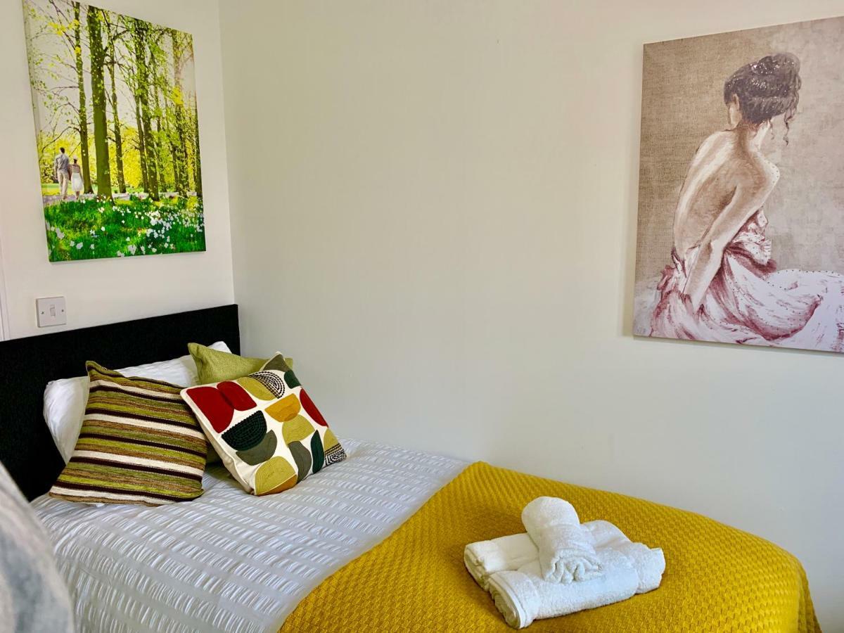 2 Bedrooms Modern Apartment, Lounge, Full Kitchen, Balcony, 5 Minutes Stratford Station London