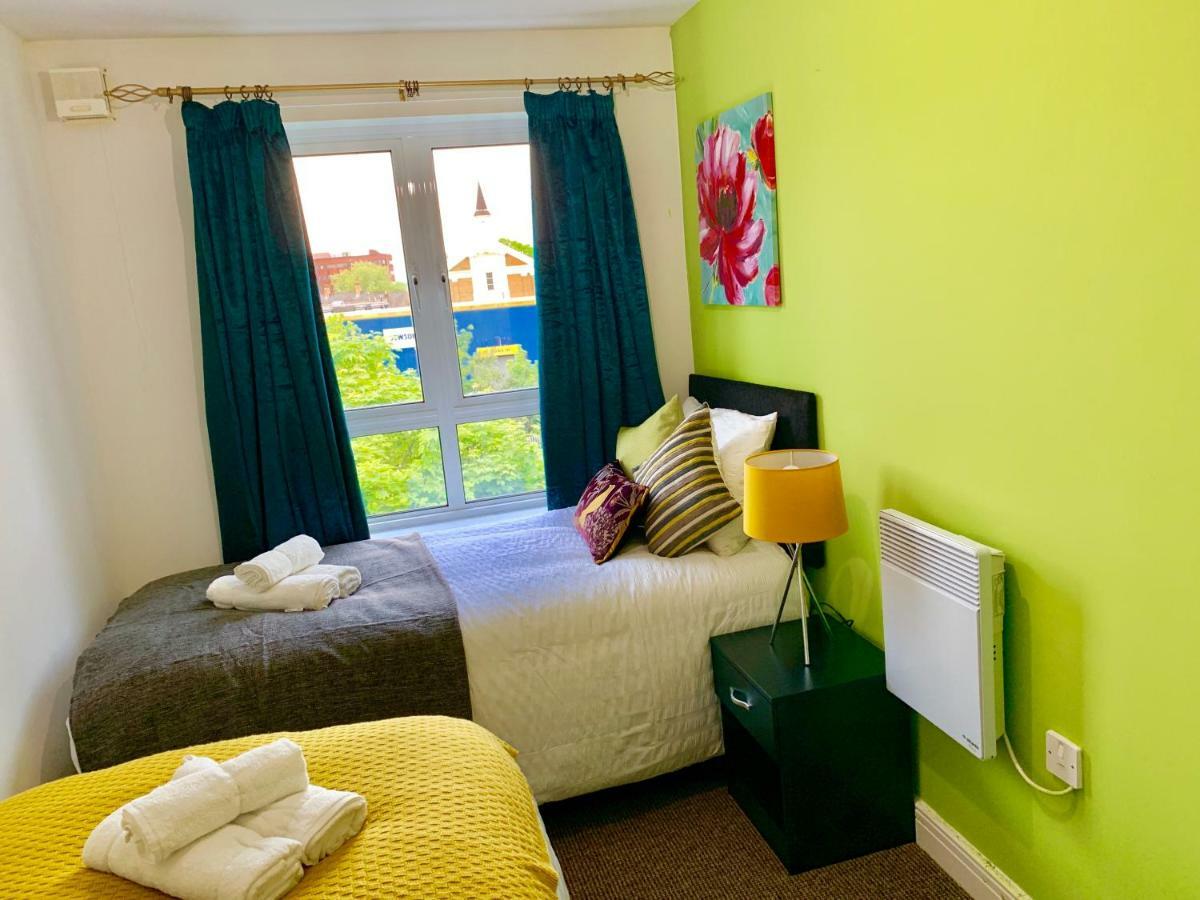 2 Bedrooms Modern Apartment, Lounge, Full Kitchen, Balcony, 5 Minutes Stratford Station Leilighet *