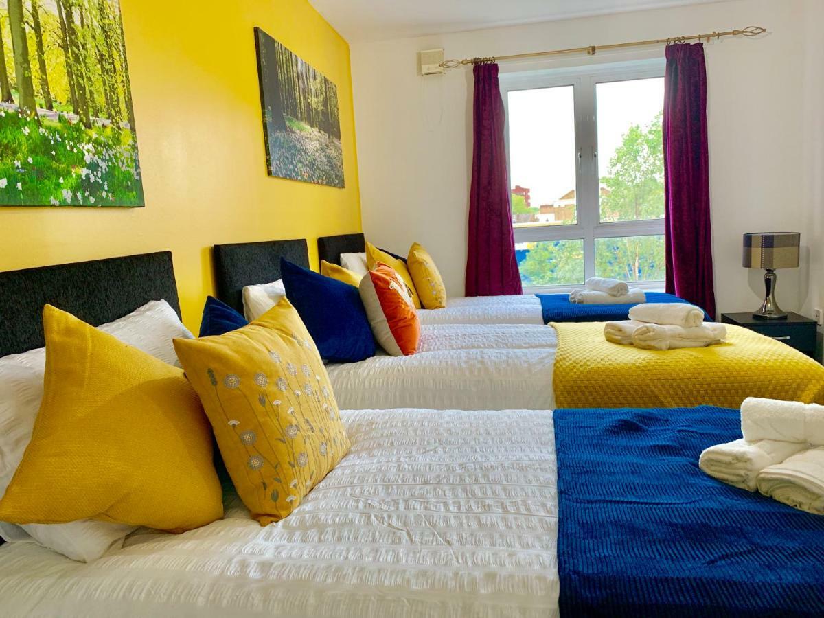 2 Bedrooms Modern Apartment, Lounge, Full Kitchen, Balcony, 5 Minutes Stratford Station Leilighet