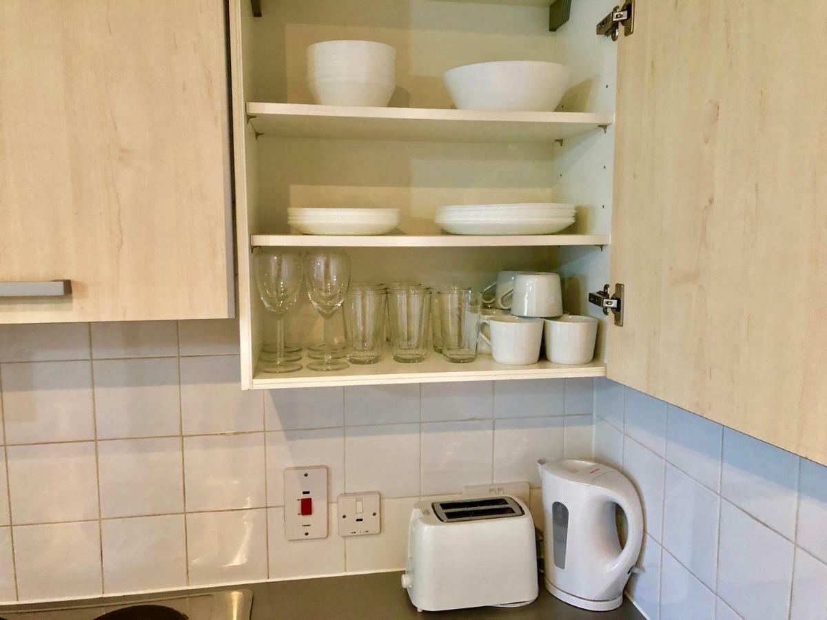 2 Bedrooms Modern Apartment, Lounge, Full Kitchen, Balcony, 5 Minutes Stratford Station Leilighet