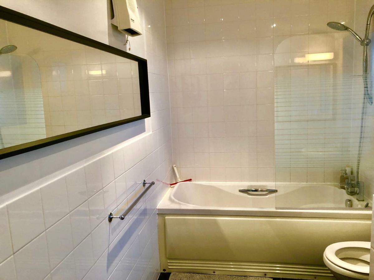 2 Bedrooms Modern Apartment, Lounge, Full Kitchen, Balcony, 5 Minutes Stratford Station Leilighet