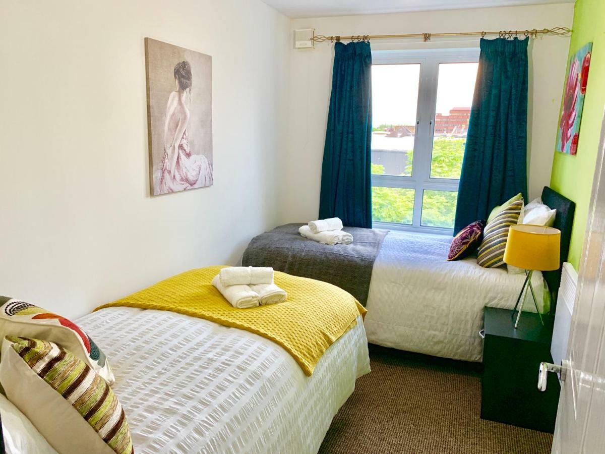 Leilighet 2 Bedrooms Modern Apartment, Lounge, Full Kitchen, Balcony, 5 Minutes Stratford Station London
