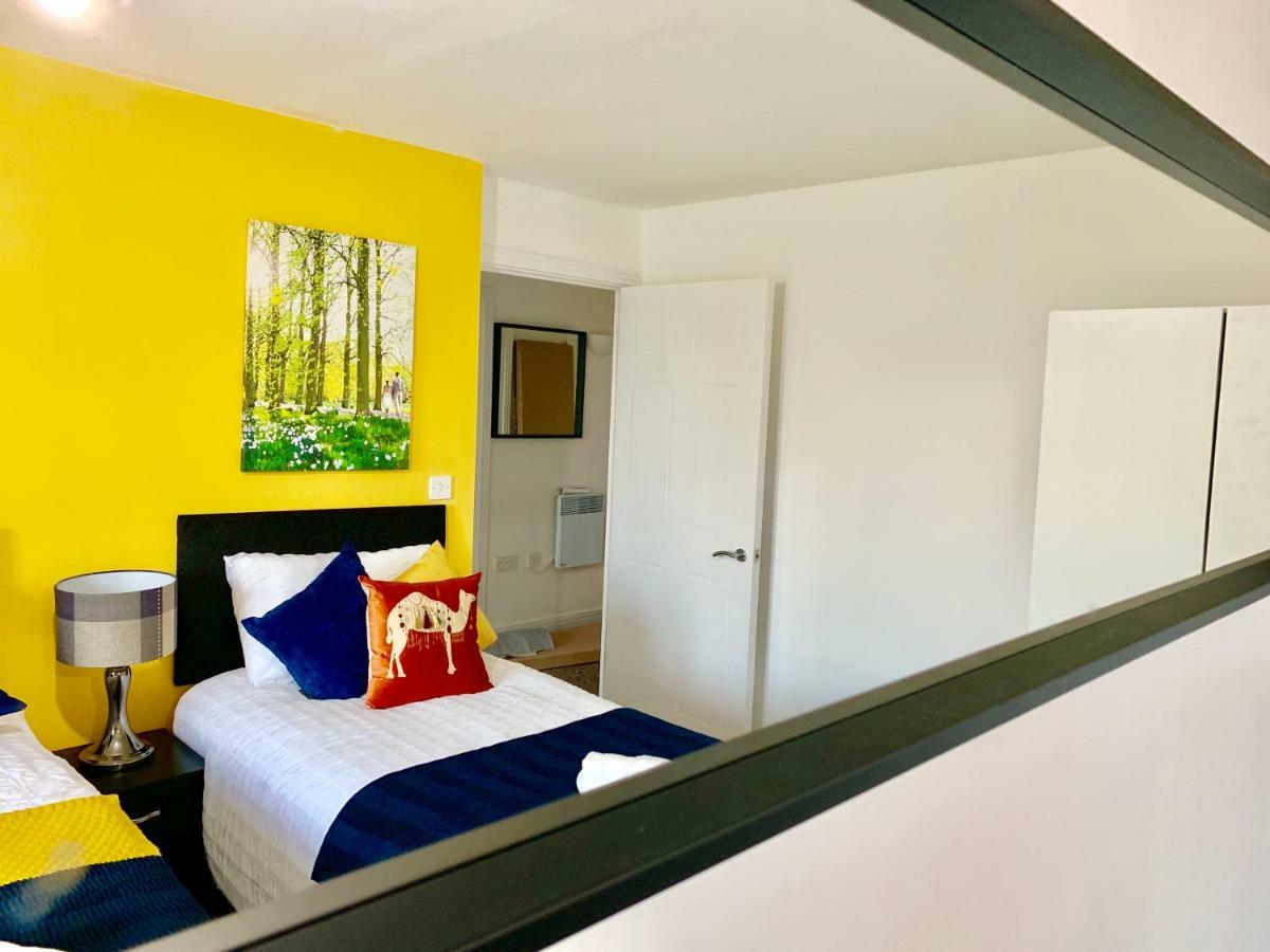 2 Bedrooms Modern Apartment, Lounge, Full Kitchen, Balcony, 5 Minutes Stratford Station *