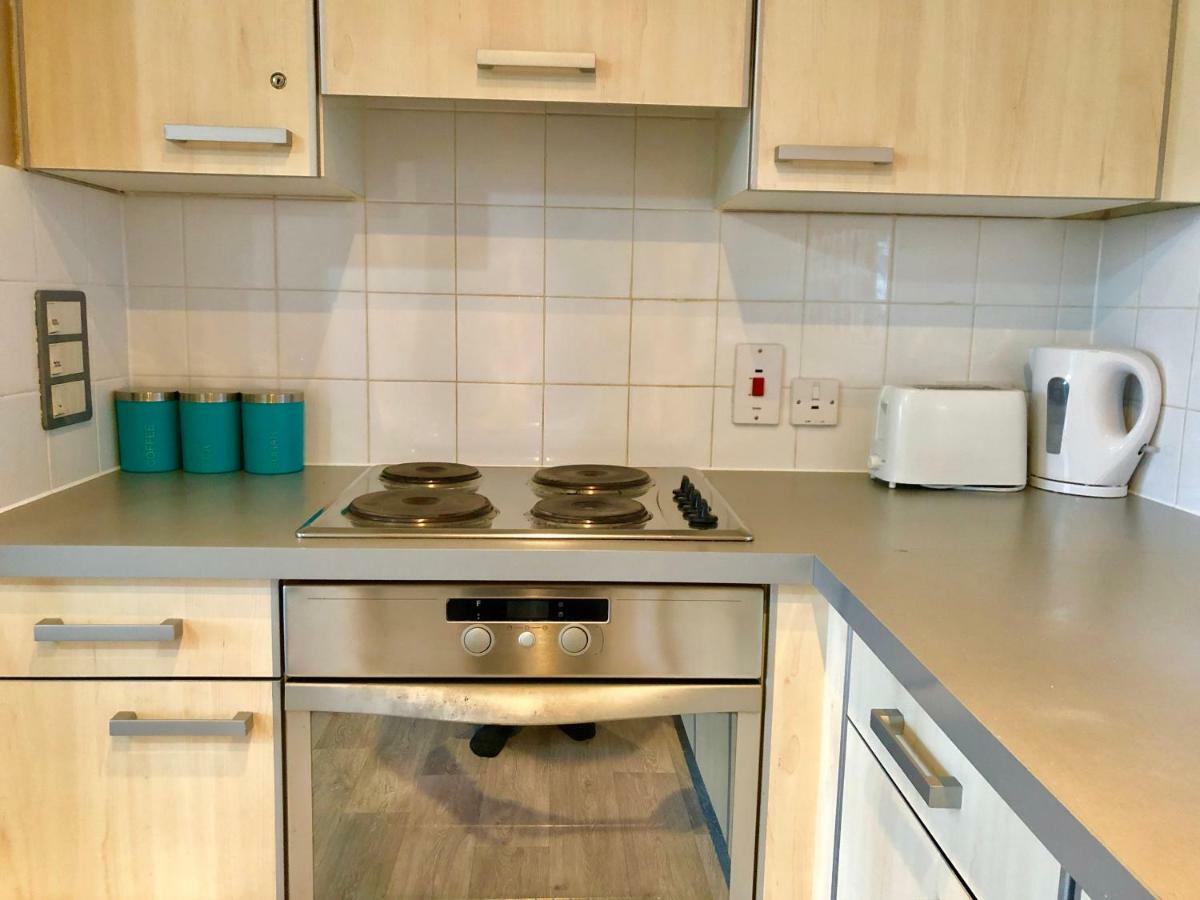 2 Bedrooms Modern Apartment, Lounge, Full Kitchen, Balcony, 5 Minutes Stratford Station Leilighet London