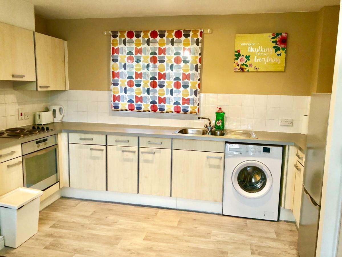 2 Bedrooms Modern Apartment, Lounge, Full Kitchen, Balcony, 5 Minutes Stratford Station