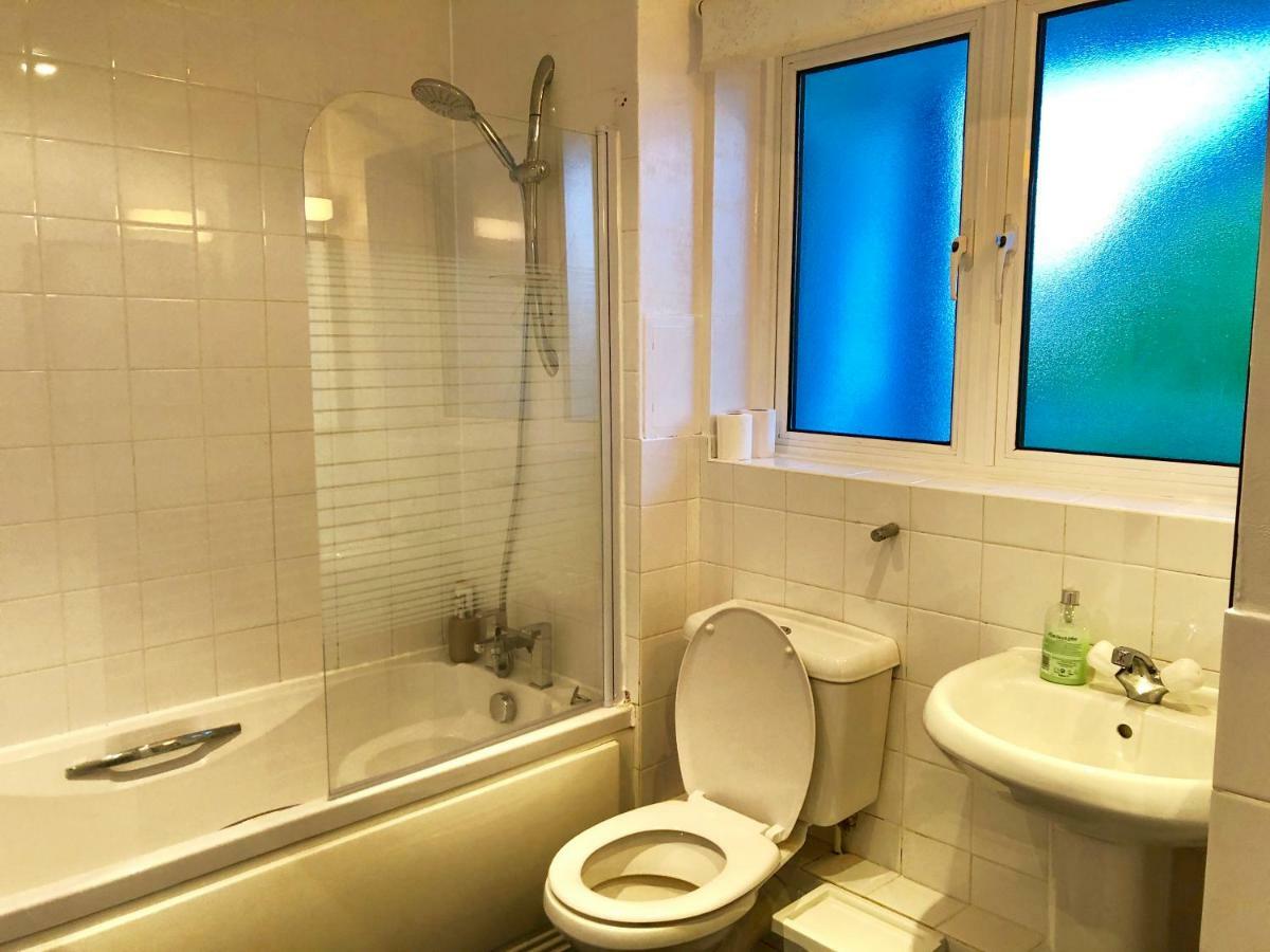 2 Bedrooms Modern Apartment, Lounge, Full Kitchen, Balcony, 5 Minutes Stratford Station Leilighet London