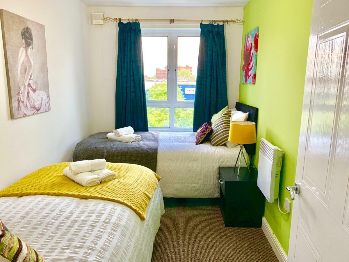 2 Bedrooms Modern Apartment, Lounge, Full Kitchen, Balcony, 5 Minutes Stratford Station