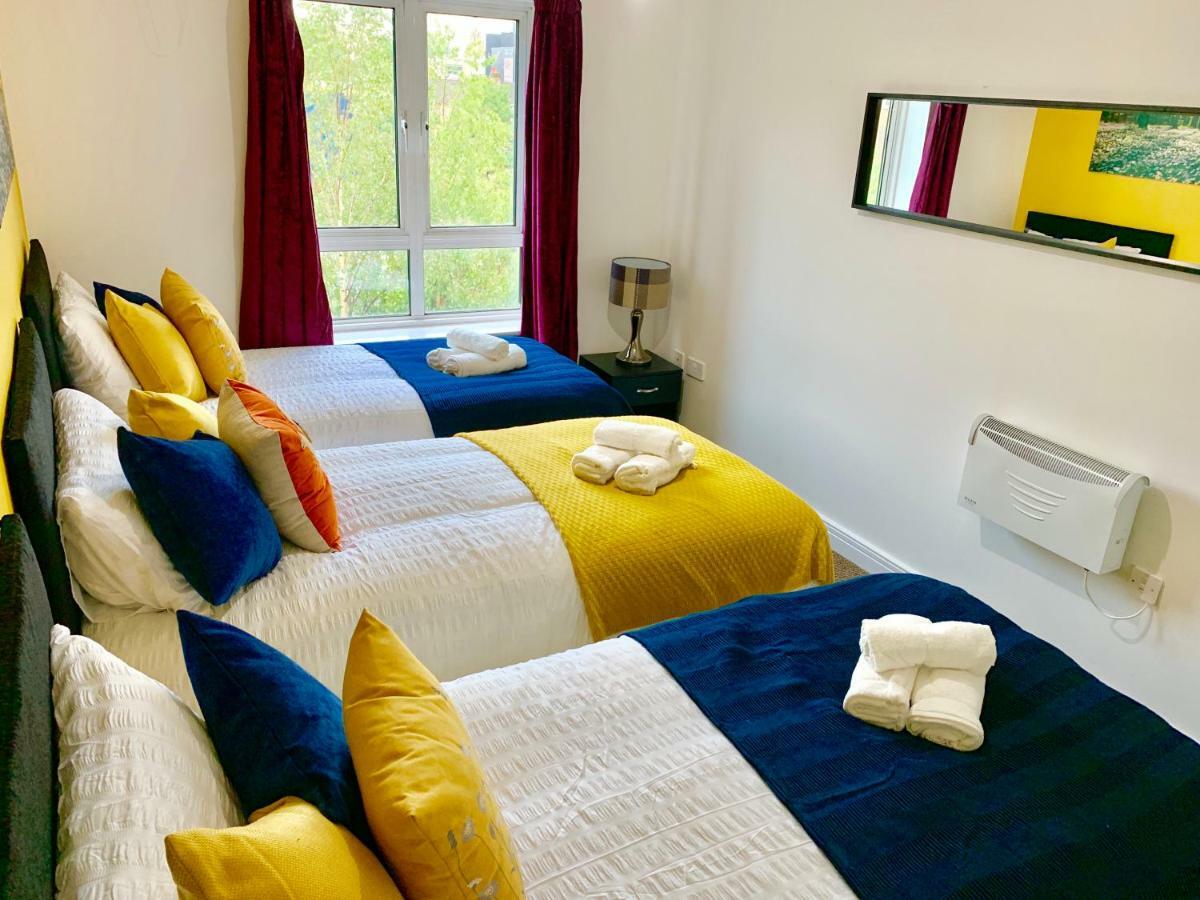 2 Bedrooms Modern Apartment, Lounge, Full Kitchen, Balcony, 5 Minutes Stratford Station London