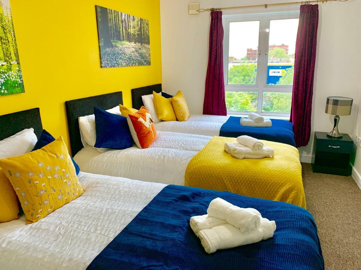 2 Bedrooms Modern Apartment, Lounge, Full Kitchen, Balcony, 5 Minutes Stratford Station * London