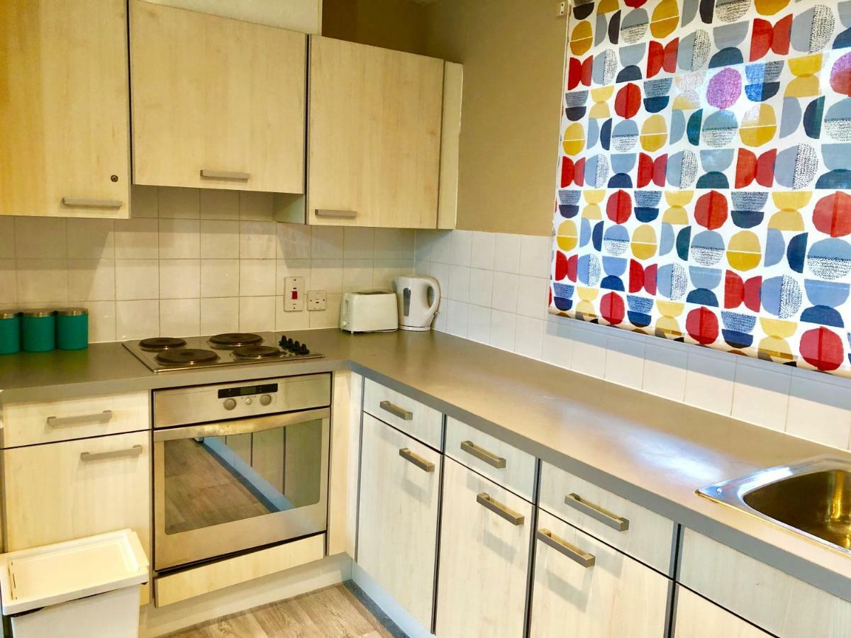 2 Bedrooms Modern Apartment, Lounge, Full Kitchen, Balcony, 5 Minutes Stratford Station Leilighet *