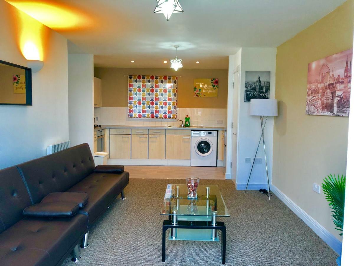 2 Bedrooms Modern Apartment, Lounge, Full Kitchen, Balcony, 5 Minutes Stratford Station London