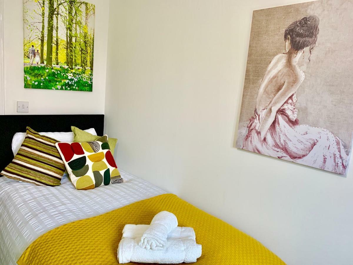 2 Bedrooms Modern Apartment, Lounge, Full Kitchen, Balcony, 5 Minutes Stratford Station Leilighet *