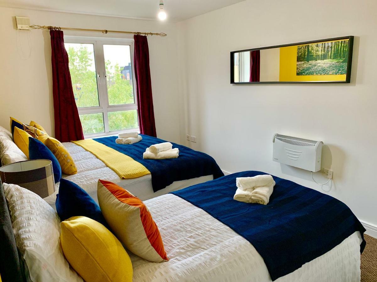 2 Bedrooms Modern Apartment, Lounge, Full Kitchen, Balcony, 5 Minutes Stratford Station London