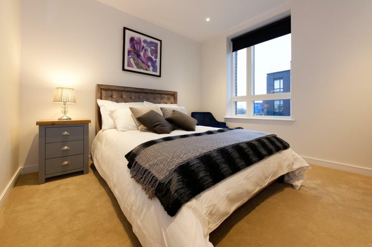 Grand Kew Gardens Apartment London