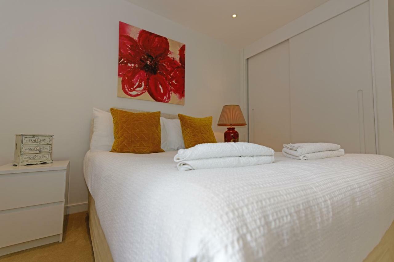 Grand Apartments Kew Gardens * London