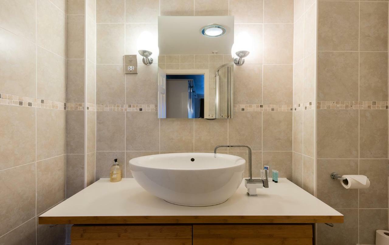 Canary Central Apartment London