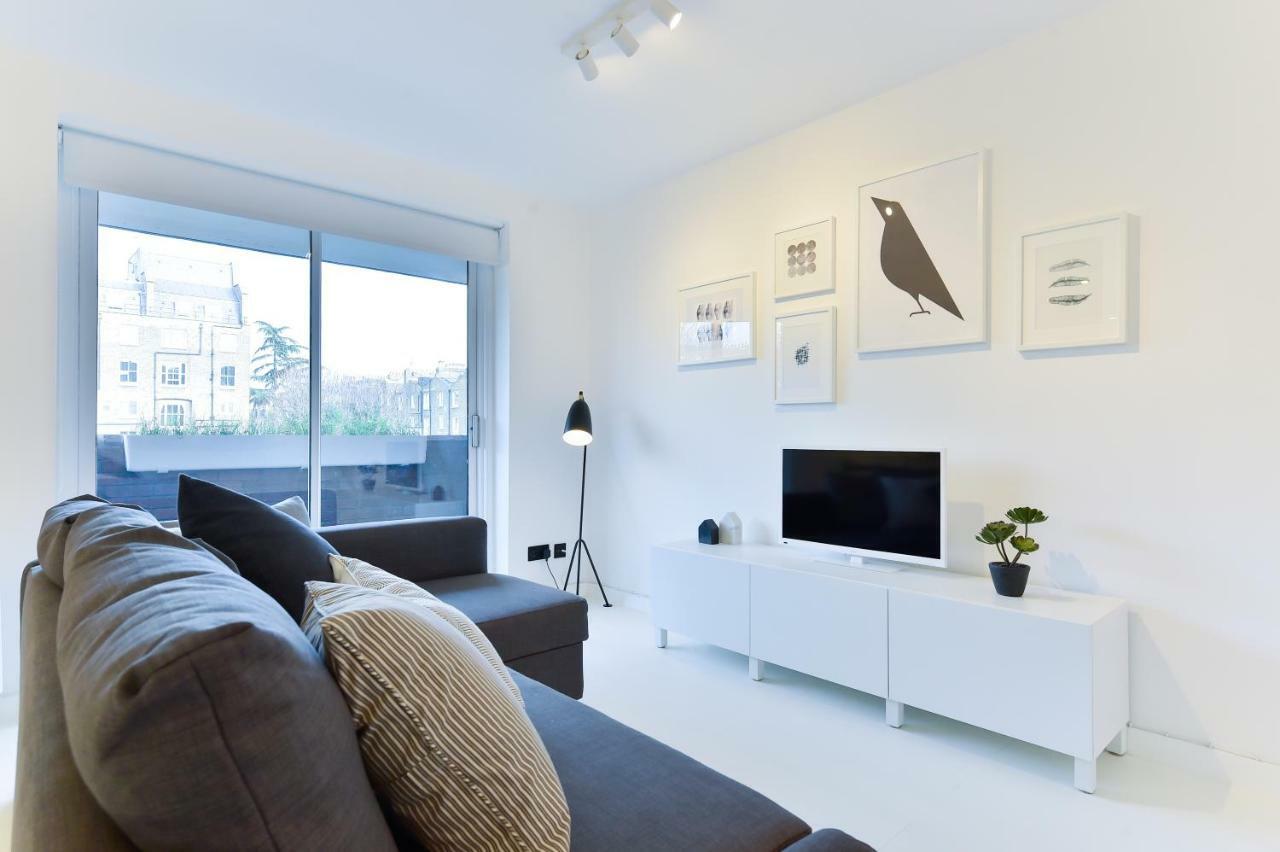 Minimalist Studio With Balcony In Kensington, Sleeps 4 London