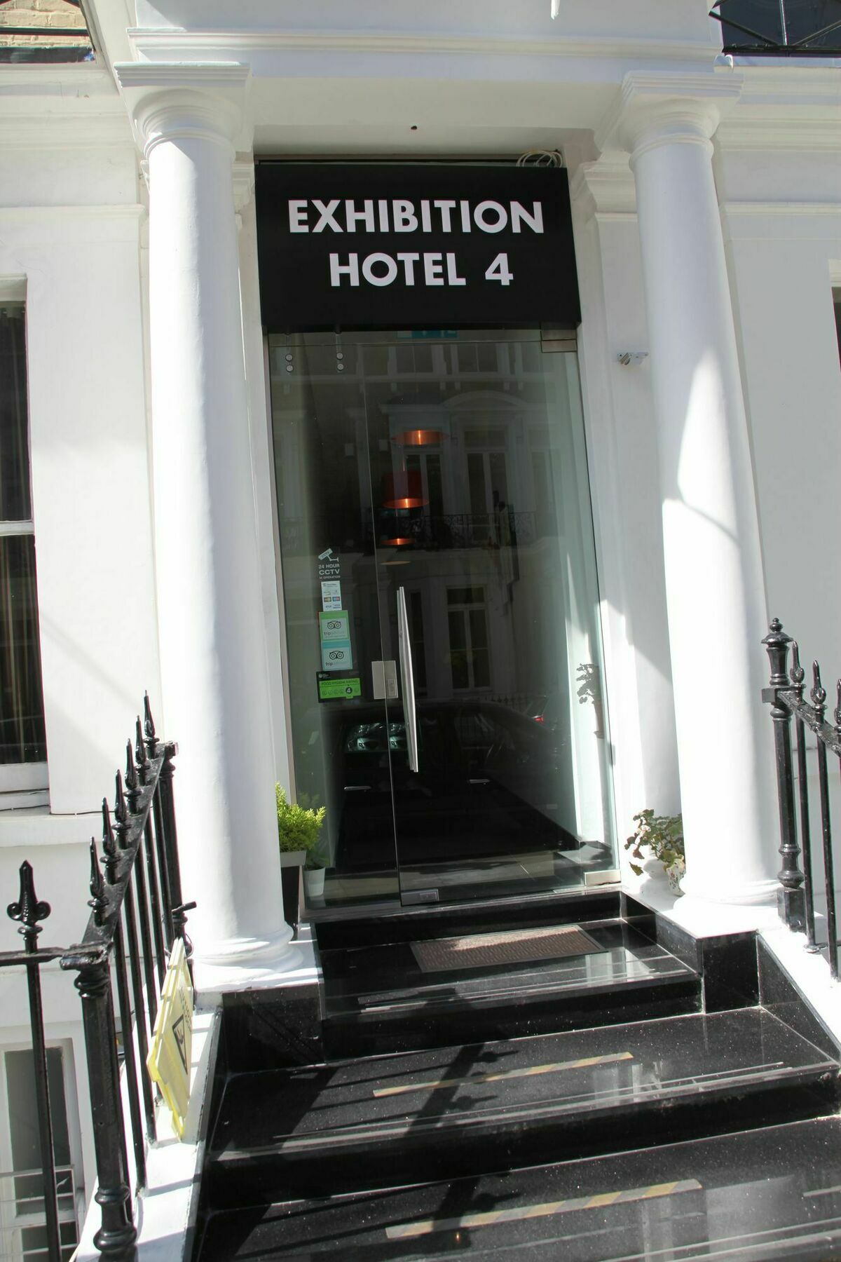 Exhibition Court 4 Hotel 2*