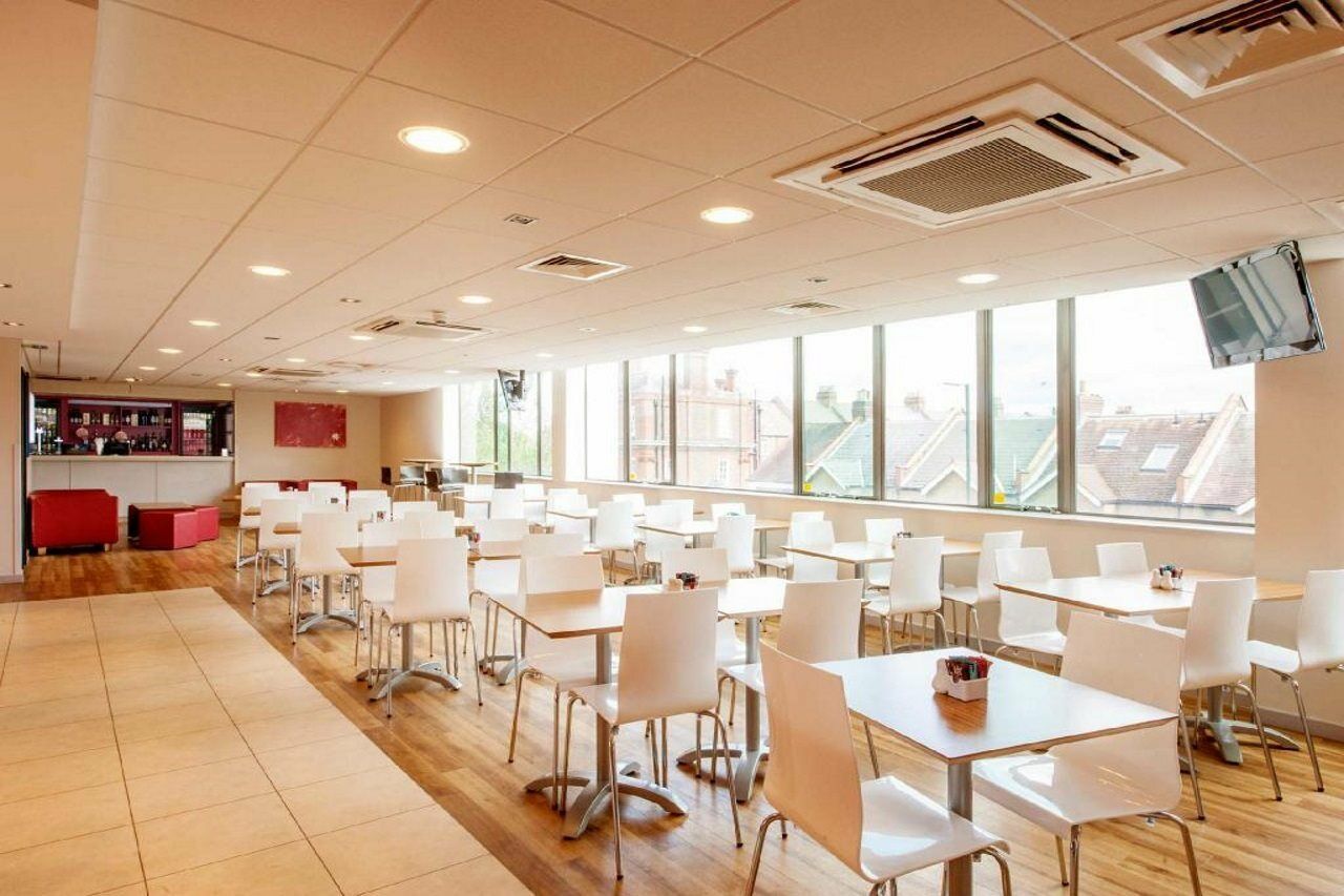Travelodge Teddington Hotel 3*