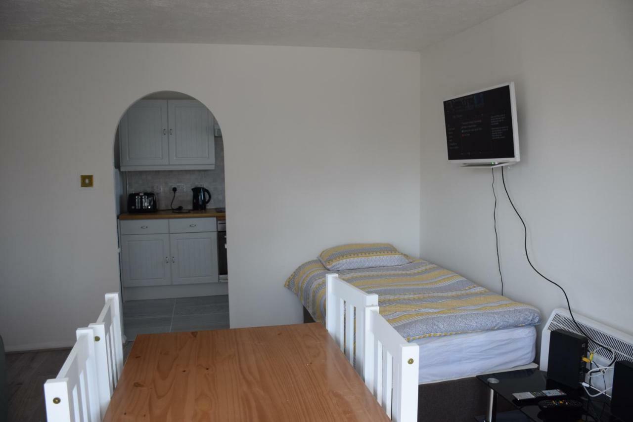 1 Bedroom Ponders End Apartment London