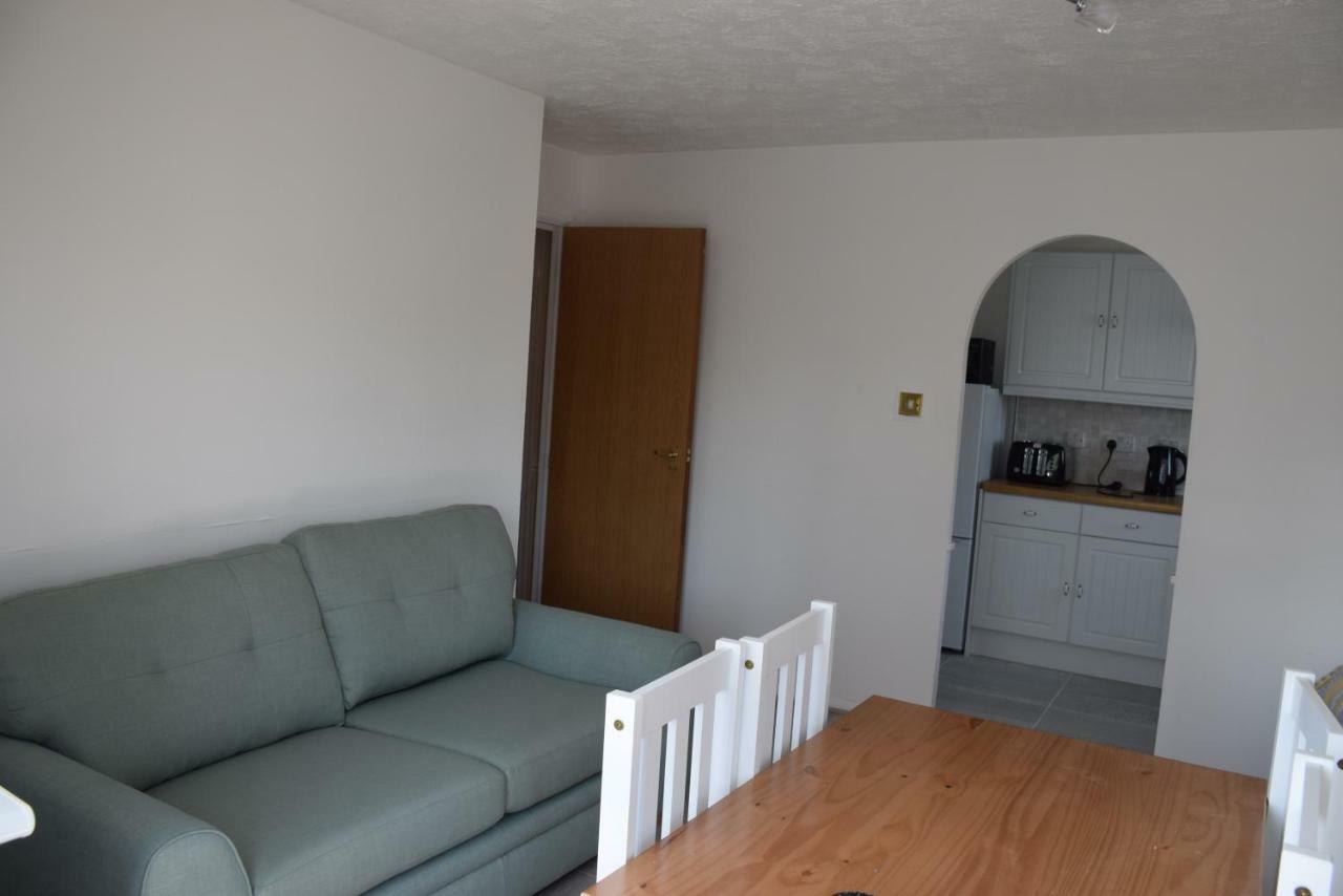 1 Bedroom Ponders End Apartment *