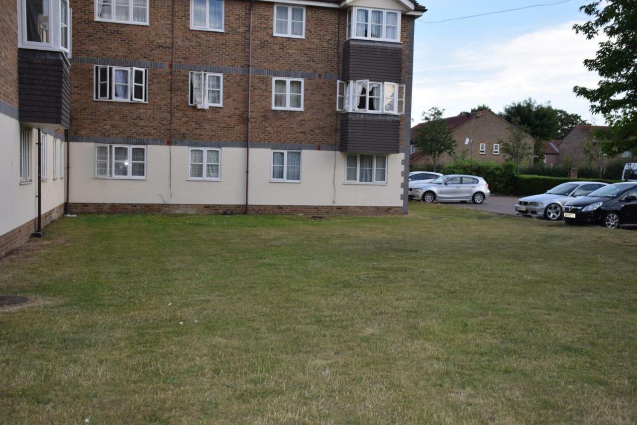 1 Bedroom Ponders End Apartment *