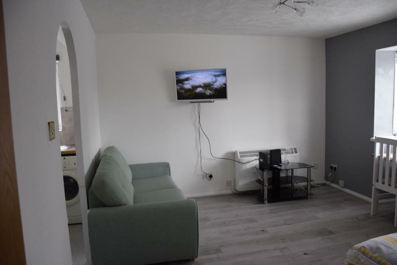 1 Bedroom Ponders End * London