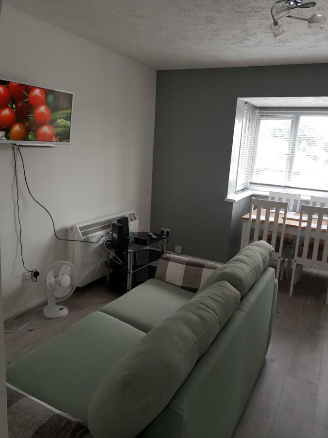 1 Bedroom Ponders End Apartment *