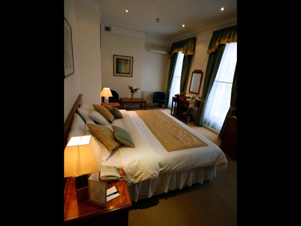 Staunton - 4*