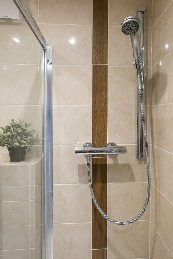 Brewer Street Apartment *