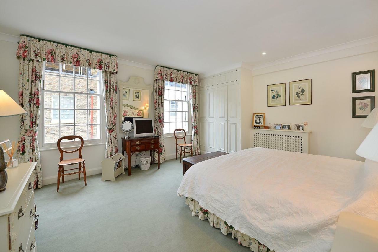 Ennismore Mews *