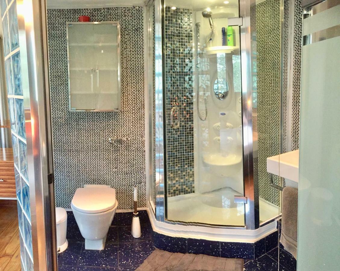 2 Beds 2 Baths In Heart Of Apartment *