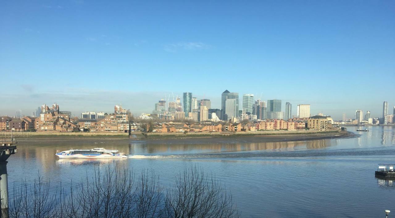Spectacular River Thames View Apartment London