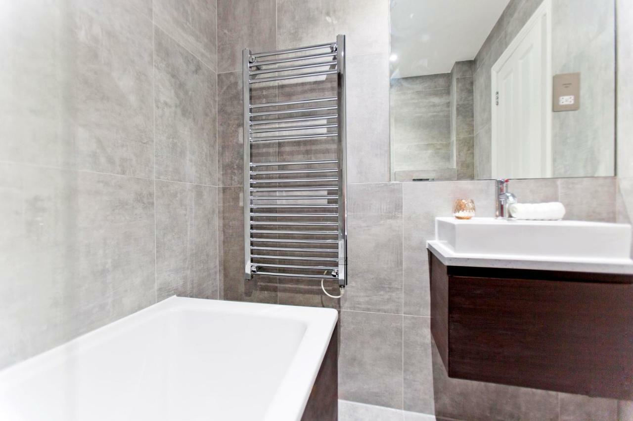 Flat 4, Cromwell Road 1 Bedroom With Balcony London