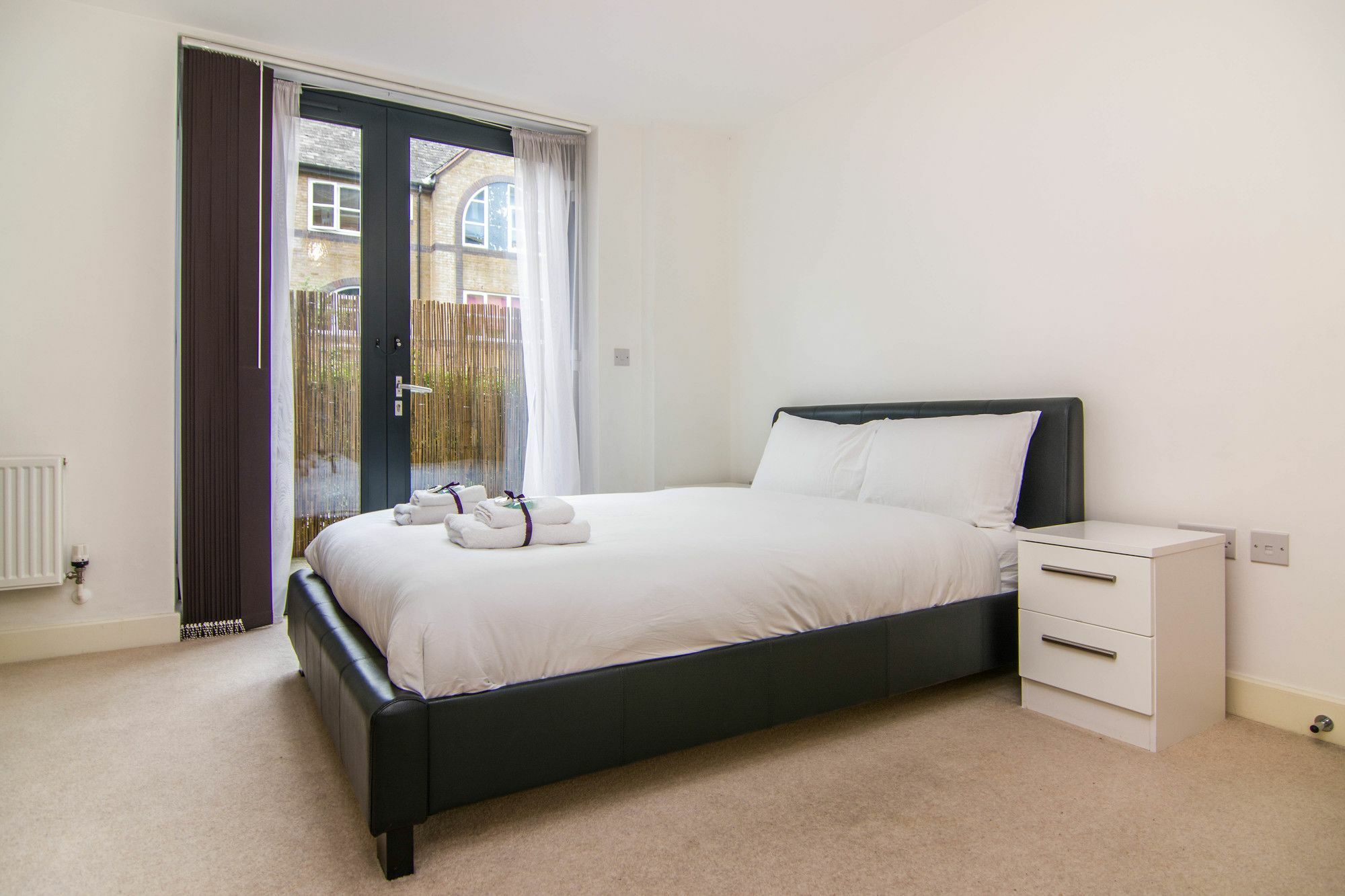 Wharf - Water Gardens Apartment London