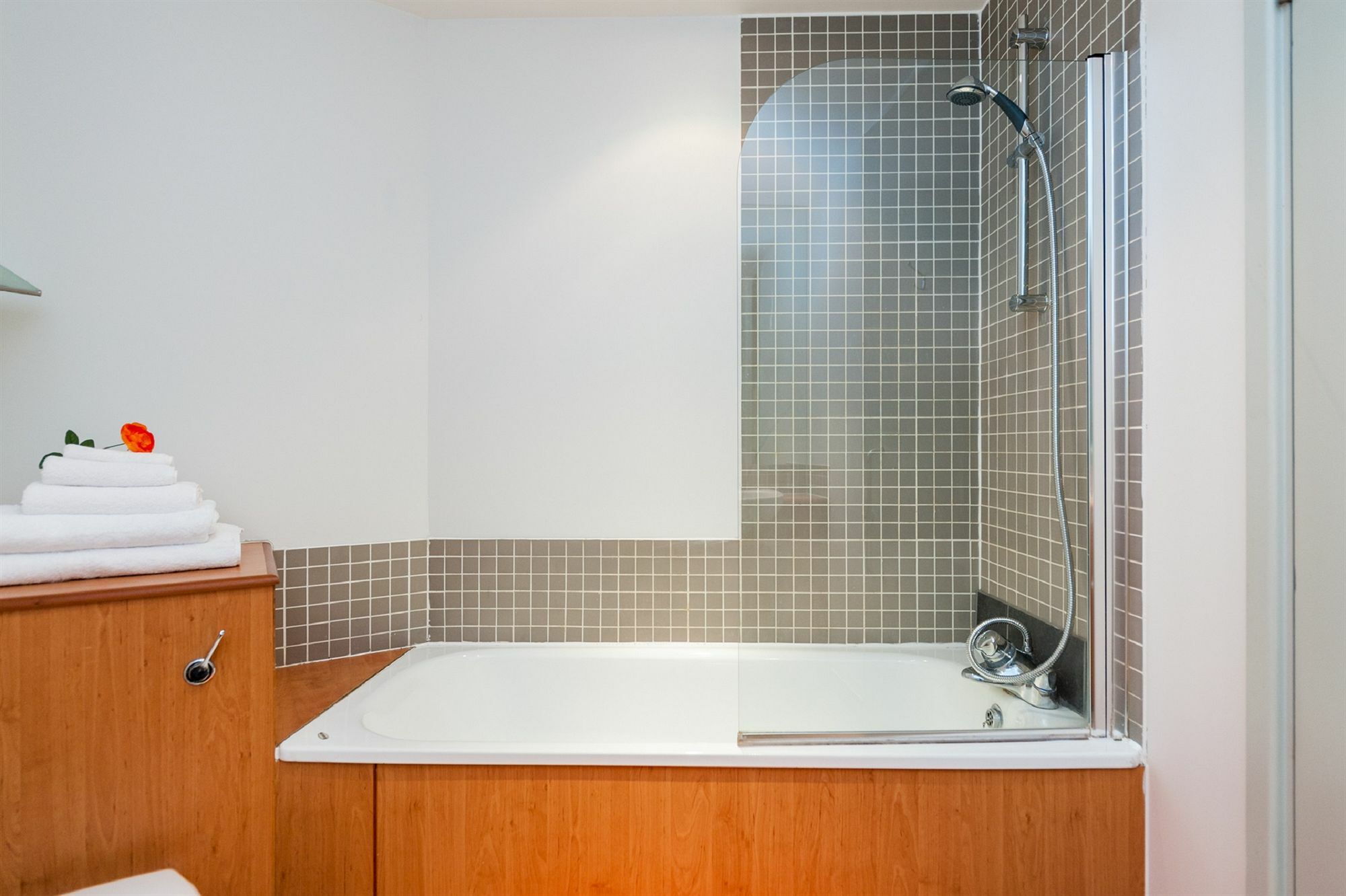 Smart - Road Apartment London