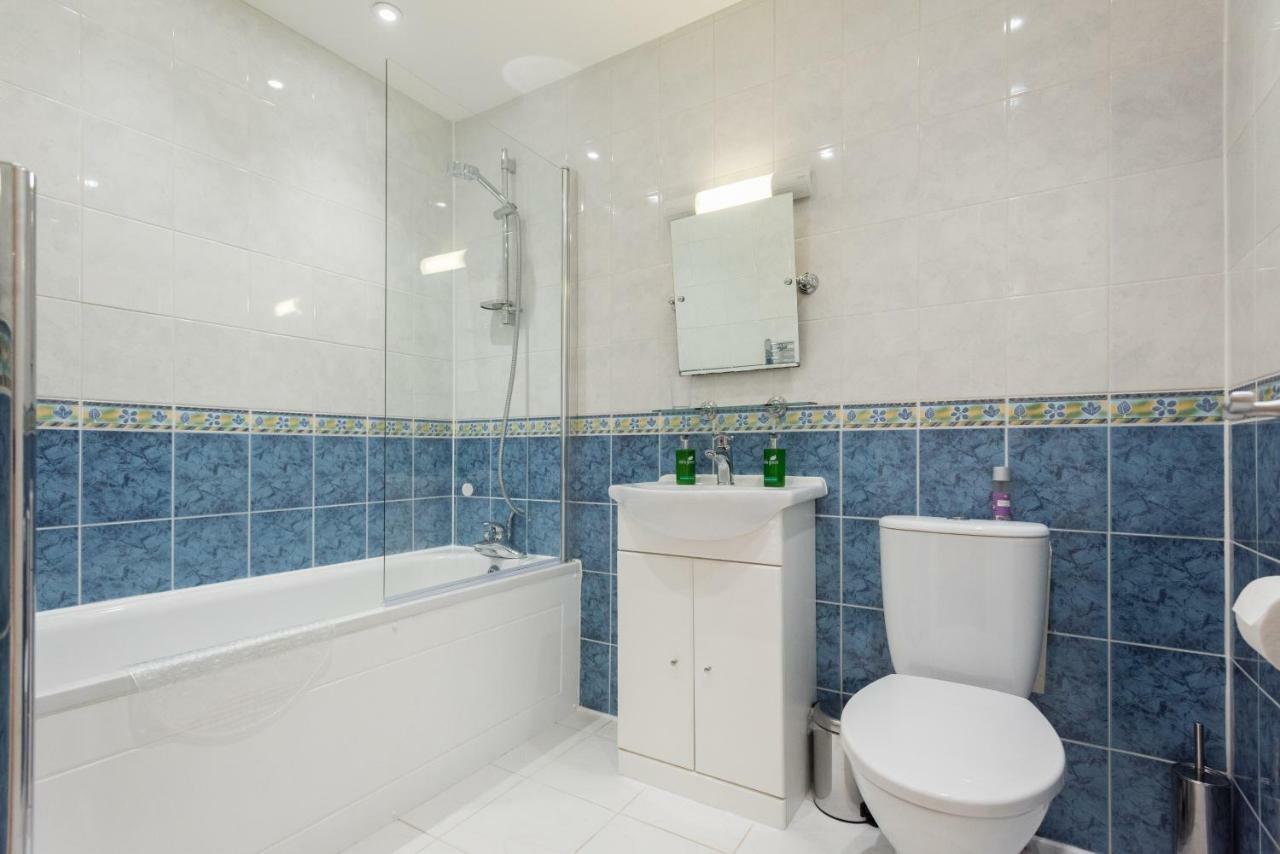 With Parking Near Waterloo & St Thomas & Big Ben & Parliament Londen