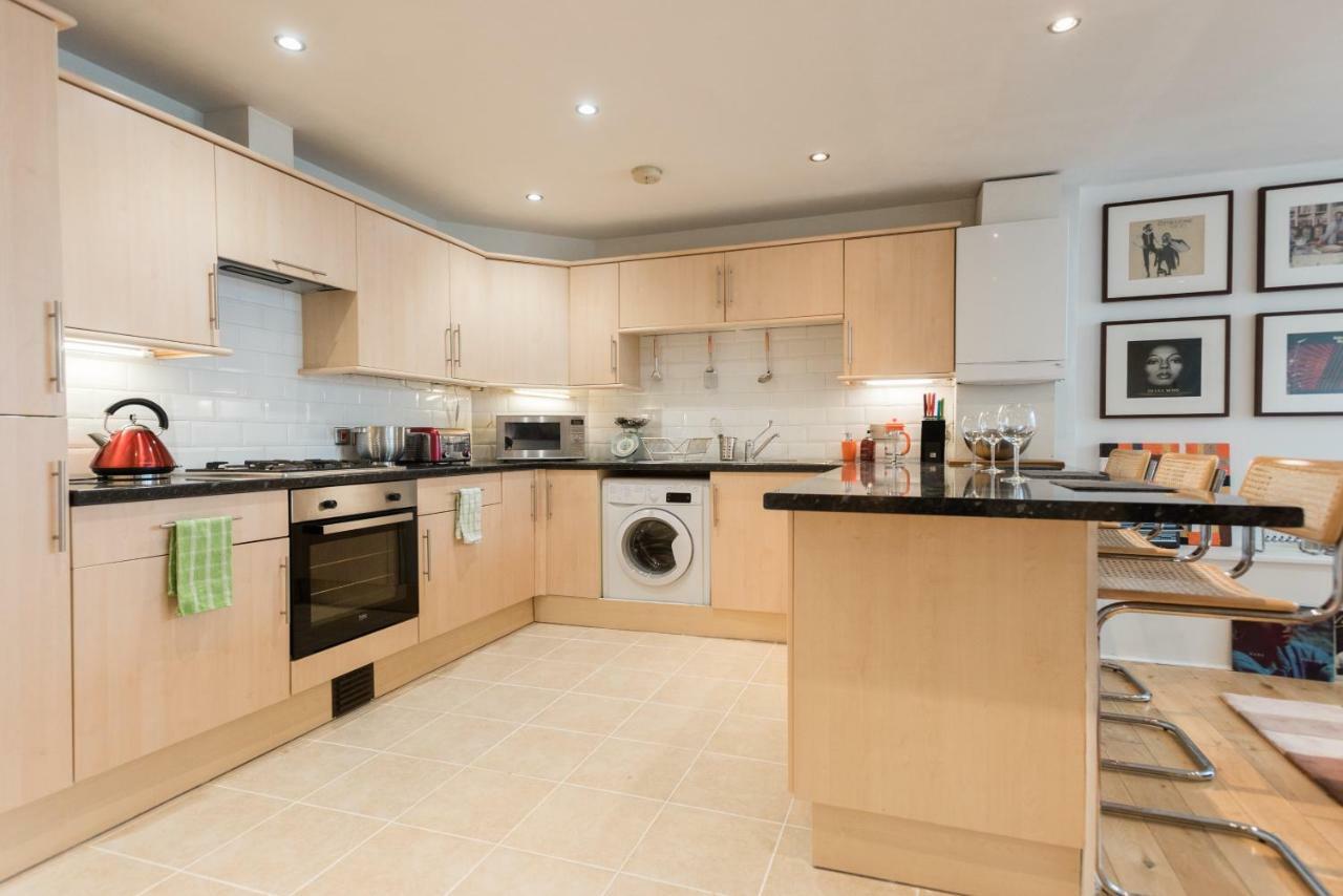 With Parking Near Waterloo & St Thomas & Big Ben & Parliament Londen