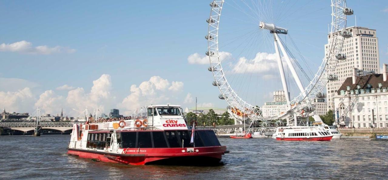 With Parking Near Waterloo & St Thomas & Big Ben & Parliament Londen