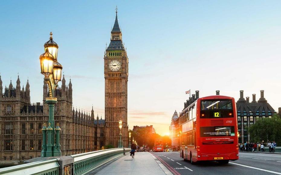 With Parking Near Waterloo & St Thomas & Big Ben & Parliament * Londen
