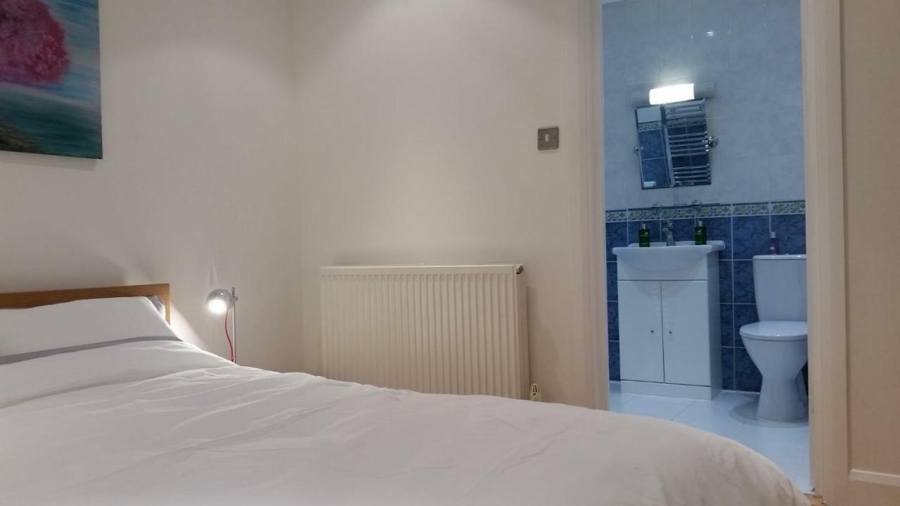 With Parking Near Waterloo & St Thomas & Big Ben & Parliament * Londen