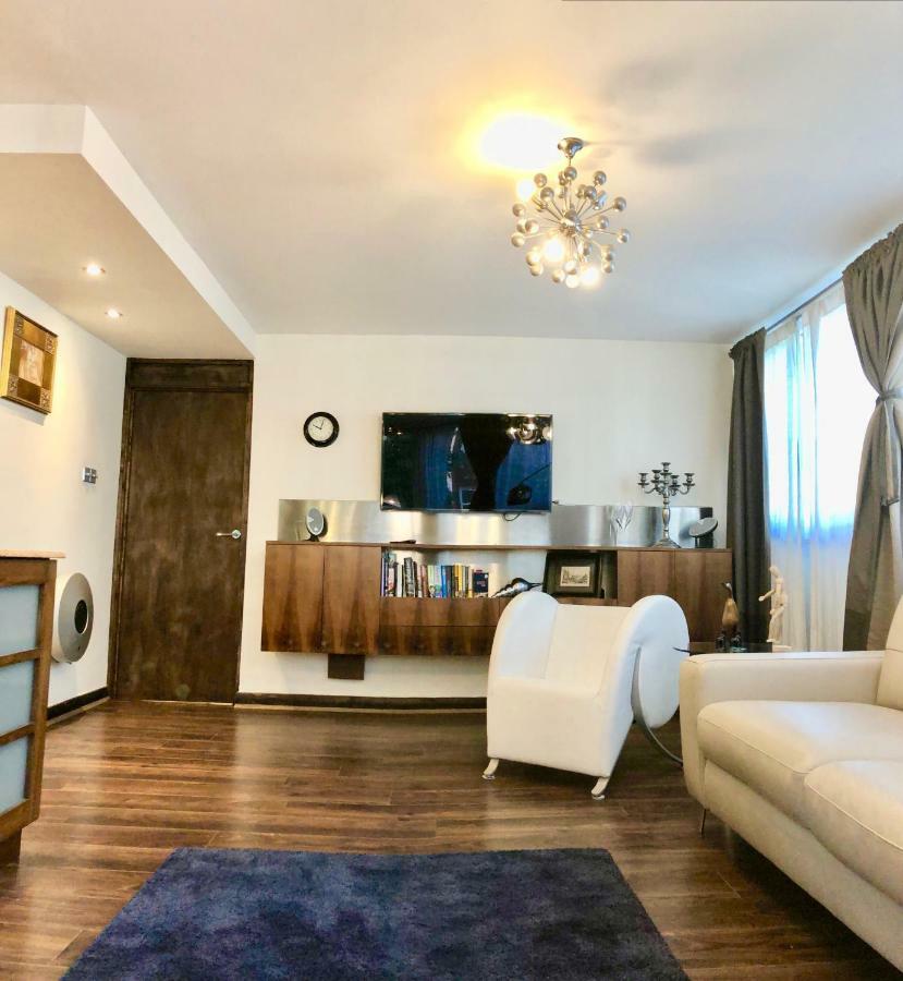 Apartment 2 Beds 2 Baths In Heart Of