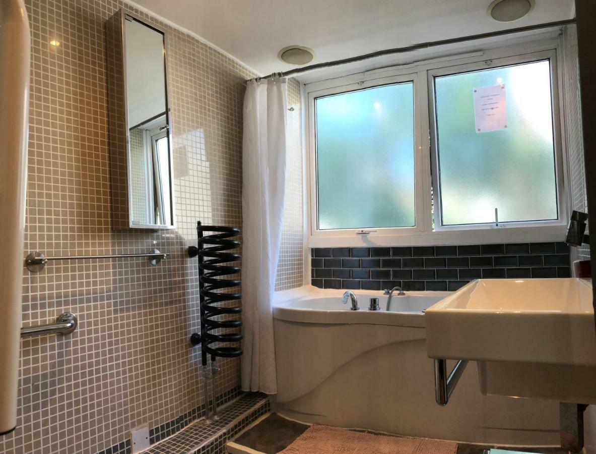 2 Beds 2 Baths In Heart Of Apartment London