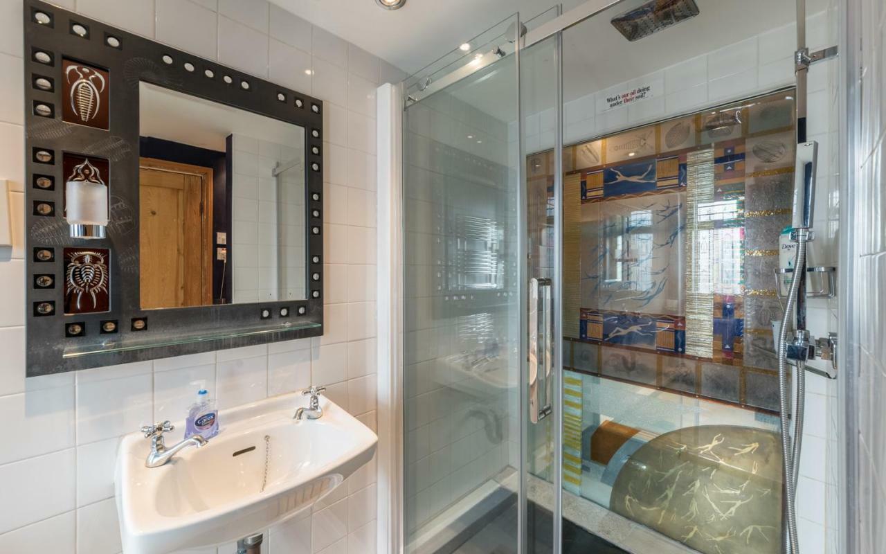 Artistic And Soulful Carnaby Street Movie Pad Leilighet London