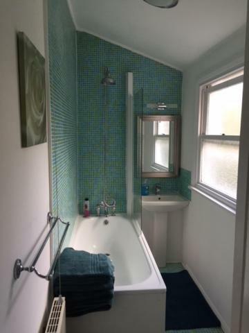 Perfect 2 Bedroom Flat Shepherds Bush W12 Londen